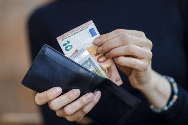 IMAGO Creative: Gesellschaft, Armut Symbolfoto. Eine Frau nimmt Geldscheine aus einer Geldboerse. Berlin, 06.04.2020. Berlin Deutschland *** Symbol photo A woman takes bank notes from a money exchange Berlin, 06 04 2020 Berlin Germany Copyright: xThomasxTrutschel photothekx