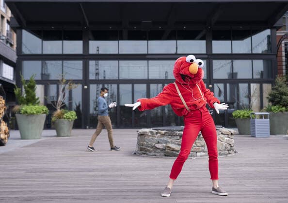 Bilder des Jahres 2020, Entertainment 04 April Entertainment Themen der Woche KW15 Entertainment Bilder des Tages A YouTube performer known as Elmo at the Wharf dances on the Wharf in Washington, D.C. during the Coronavirus pandemic and stay at home order, on Tuesday, April 7, 2020. The performer said she was attempting to bring smiles and joy to the people in the apartment buildings that overlook the area.  WAP20200407301 KEVINxDIETSCH