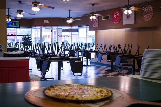 April 6, 2020: Restaurants move to curbside and delivery options only due to dine-in restrictions amid the COVID-19 novel coronavirus global pandemic. CSM USA - ZUMAc04_ 47122633st Copyright: xPrenticexC.xJamesx