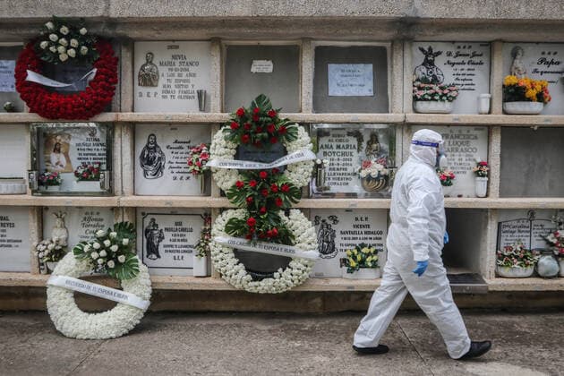 April 7, 2020: 7 April 2020 (Malaga) The workers of the cemetery of Malaga act with the security measures that the Spanish government has decreed in occasion of the crisis of the coronavirus . The compulsory use of mask, gloves, safety distance and maximum of 3 family members per burial. - ZUMAc161 20200407_zap_c161_021 Copyright: xLorenzoxCarnerox