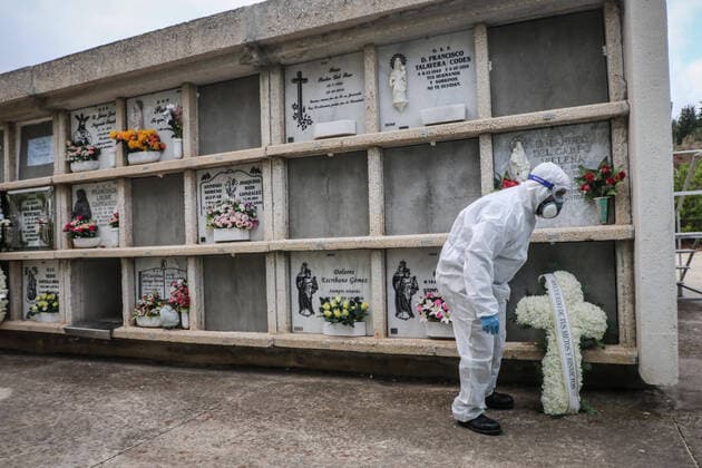 April 7, 2020: 7 April 2020 (Malaga) The workers of the cemetery of Malaga act with the security measures that the Spanish government has decreed in occasion of the crisis of the coronavirus . The compulsory use of mask, gloves, safety distance and maximum of 3 family members per burial. - ZUMAc161 20200407_zap_c161_028 Copyright: xLorenzoxCarnerox