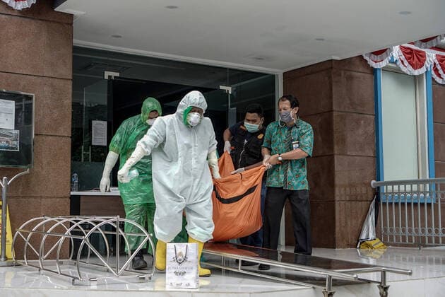 April 7, 2020, Jakarta, Indonesia: Dead body of a suspected Coronavirus patient seen being evacuated by the health workers with complete protective clothing. Indonesia Health Ministry recorded a total of 2,738 infections, 221 death and 204 recovered since the beginning of the outbreak. Jakarta Indonesia - ZUMAs197 20200407_zaa_s197_099 Copyright: xEdyxSusantox