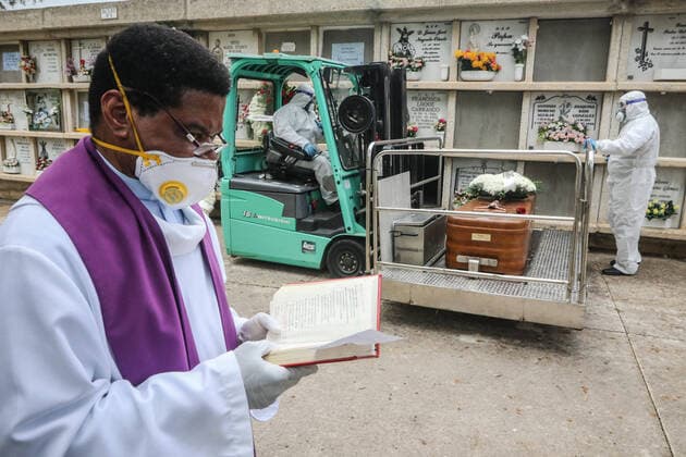April 7, 2020: 7 April 2020 (Malaga) The workers of the cemetery of Malaga act with the security measures that the Spanish government has decreed in occasion of the crisis of the coronavirus . The compulsory use of mask, gloves, safety distance and maximum of 3 family members per burial. - ZUMAc161 20200407_zap_c161_041 Copyright: xLorenzoxCarnerox