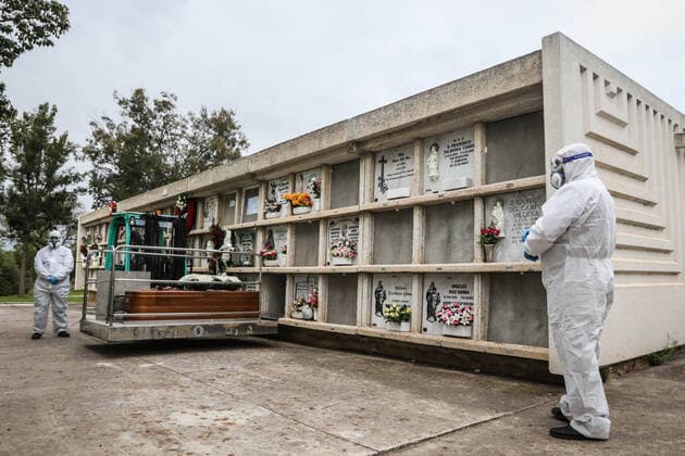 April 7, 2020: 7 April 2020 (Malaga) The workers of the cemetery of Malaga act with the security measures that the Spanish government has decreed in occasion of the crisis of the coronavirus . The compulsory use of mask, gloves, safety distance and maximum of 3 family members per burial. - ZUMAc161 20200407_zap_c161_045 Copyright: xLorenzoxCarnerox