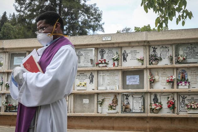 April 7, 2020: 7 April 2020 (Malaga) The workers of the cemetery of Malaga act with the security measures that the Spanish government has decreed in occasion of the crisis of the coronavirus . The compulsory use of mask, gloves, safety distance and maximum of 3 family members per burial. - ZUMAc161 20200407_zap_c161_059 Copyright: xLorenzoxCarnerox