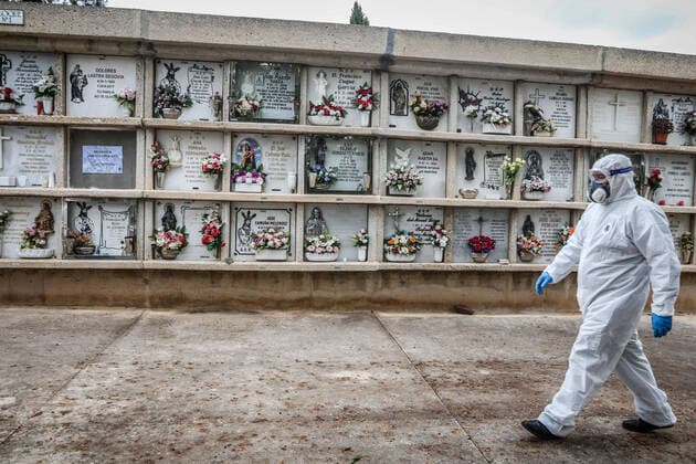 April 7, 2020: 7 April 2020 (Malaga) The workers of the cemetery of Malaga act with the security measures that the Spanish government has decreed in occasion of the crisis of the coronavirus . The compulsory use of mask, gloves, safety distance and maximum of 3 family members per burial. - ZUMAc161 20200407_zap_c161_066 Copyright: xLorenzoxCarnerox