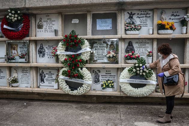 April 7, 2020: 7 April 2020 (Malaga) The workers of the cemetery of Malaga act with the security measures that the Spanish government has decreed in occasion of the crisis of the coronavirus . The compulsory use of mask, gloves, safety distance and maximum of 3 family members per burial. - ZUMAc161 20200407_zap_c161_067 Copyright: xLorenzoxCarnerox