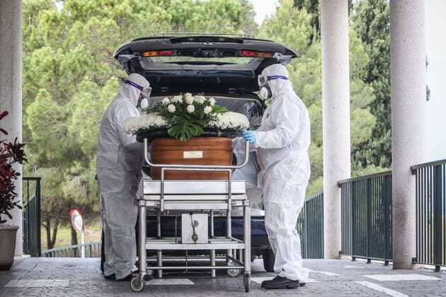 7 April 2020 Malaga The workers of the cemetery of Malaga act with the security measures that the Spanish government has decreed in occasion of the crisis of the coronavirus The compulsory use of mask, gloves, safety distance and maximum of 3 family members per burial Cordon Press  FOTOSxLORENZOxCARNERO CORDONPRESS