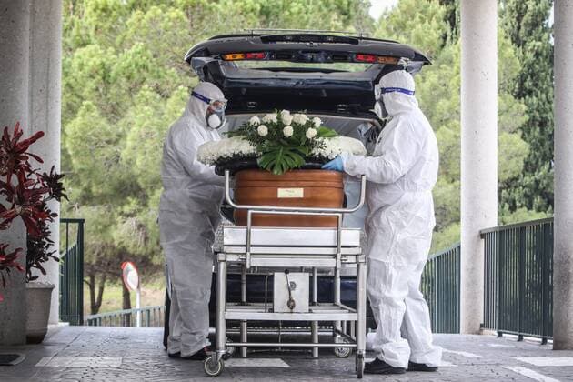 7 April 2020 Malaga The workers of the cemetery of Malaga act with the security measures that the Spanish government has decreed in occasion of the crisis of the coronavirus The compulsory use of mask, gloves, safety distance and maximum of 3 family members per burial Cordon Press  FOTOSxLORENZOxCARNERO CORDONPRESS