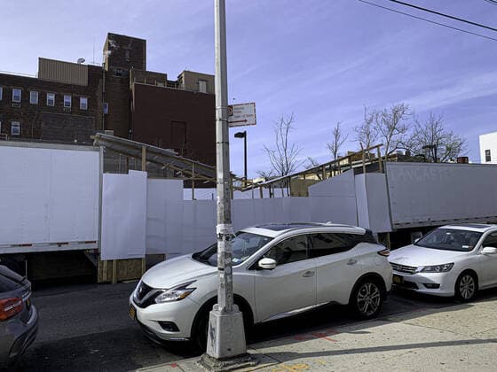 April 7, 2020, International, Brooklyn,New York USA: (NEW) Covid-19:Movement at Wyckoff hospital.April 7,2020, Brooklyn,New York,USA:The general movement at Wyckoff hospital, due to the covid-19 pandemic, refrigerated trucks are placed outside to put dead bodies, in Brooklyn , this Tuesday afternoon (7)...Credit: Thenews2 International - ZUMAn293 20200407_znp_n293_045 Copyright: xNiyixFotex