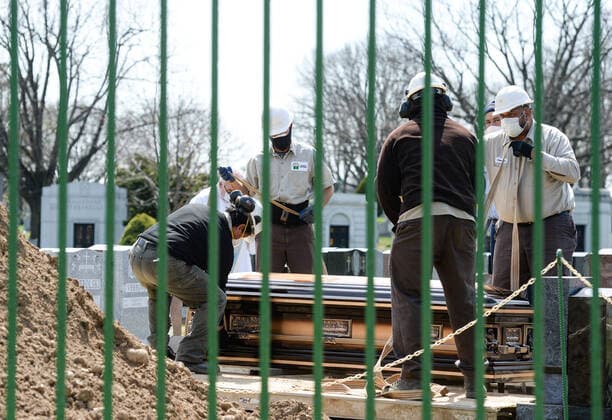 April 7, 2020, New York Queens, USA: Only the priest, the funeral director and the workers of the cemetery can participate in the burial. The COVID-19 death toll in the NYC is 3,324 and 72,324 confirmed cases. 04 07 20. New York Queens Saint Johns Cemetery. New York Queens USA - ZUMAs252 20200407_znp_s252_029 Copyright: xMarcusxSantosx