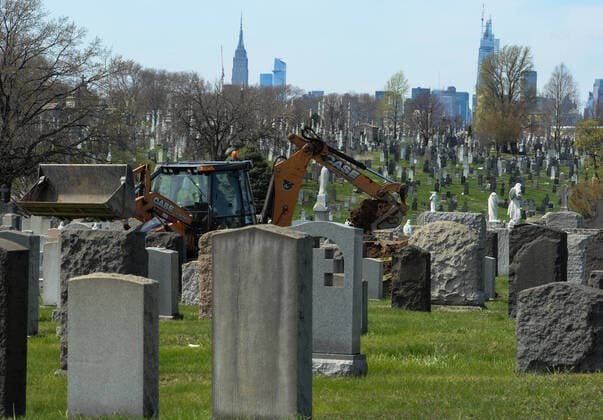 April 7, 2020, New York Queens, USA: NYC skyline behind Calvary Cemetery is a Roman Catholic cemetery. Mortuary system is overwhelmed. Morgues, hospitals, funeral homes, cemeteries and crematoria. The COVID-19 death toll in the NYC is 3,324 and 72,324 confirmed cases. 04 07 20. New York Queens Saint John Cemetery. New York Queens USA - ZUMAs252 20200407_znp_s252_044 Copyright: xMarcusxSantosx