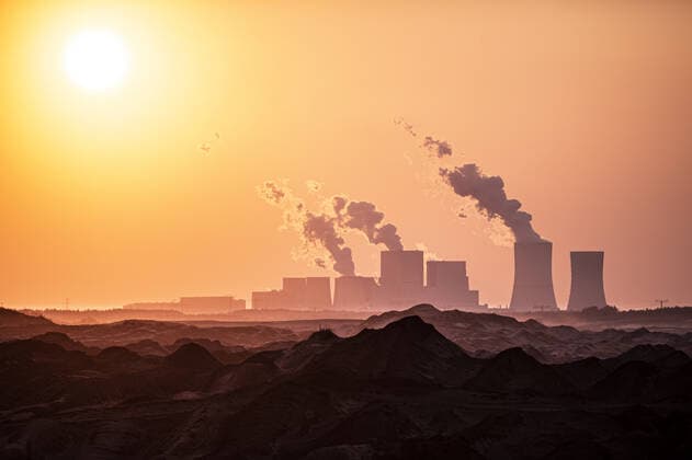 Das Kohlekraftwerk Boxberg und der Tagebau Reichwalde zeichnen sich vor der untergehenden Sonne ab, aufgenommen in Hammerstadt, 07.04.2020. Laut Fahrplan der Bundesregierung zum Kohleausstieg soll der letzte Block des Kraftwerks zum Ende des Jahres 2038 abgeschaltet werden. Neben Jaenschwalde und Schwarze Pumpe ist Boxberg eines von drei Kraftwerken in der Lausitz, deren wirtschaftliche Infrastruktur massgeblich von der Kohlefoerderung abhaenig ist. Hammerstadt Deutschland *** The Boxberg coal-fired power plant and the Reichwalde open-cast mine are looming before the setting sun, photographed in Hammerstadt, 07 04 2020 According to the German governments timetable for the phasing out of coal, the last unit of the power plant is to be shut down by the end of 2038 Alongside Jaenschwalde and Schwarze Pumpe, Boxberg is one of three power pla Copyright: xFlorianxGaertner photothek.netx