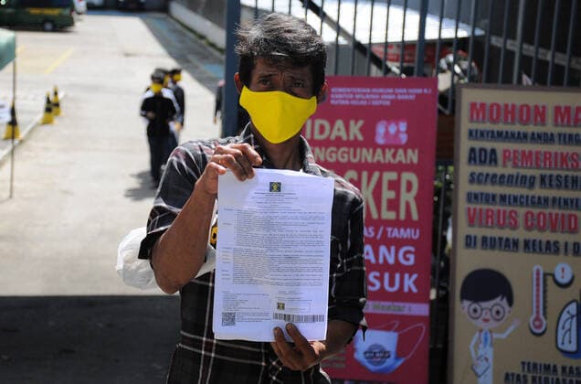 April 7, 2020, Depok, Indonesia: A prisoner shows a conditional release on class I detention centers in. The Indonesian government has issued and released 30,432 inmates and children throughout Indonesia on Saturday 4 April 2020, through assimilation and integration programs related to the spread of the corona virus or Covid 19. Depok Indonesia  - ZUMAand 20200407_mda_r173_034 Copyright: xDasrilxRoszandix