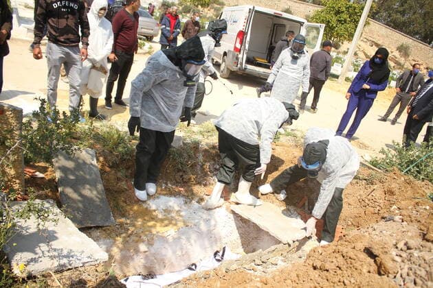 Coronavirus in Tunesien, Pflegekräfte üben den Ernstfall in Tunis April 7, 2020, Tunis, Tunisia: Health workers wearing protective suits as a preventive measure, burying the corpse during the white operation..A grand burial named ˜white operation™ for corona virus victims. Tunisia has recorded a total of 650 infected cases and 23 deaths by the covid-19 disease. Tunis Tunisia - ZUMAs197 20200407_zaa_s197_189 Copyright: xJdidixWassimx