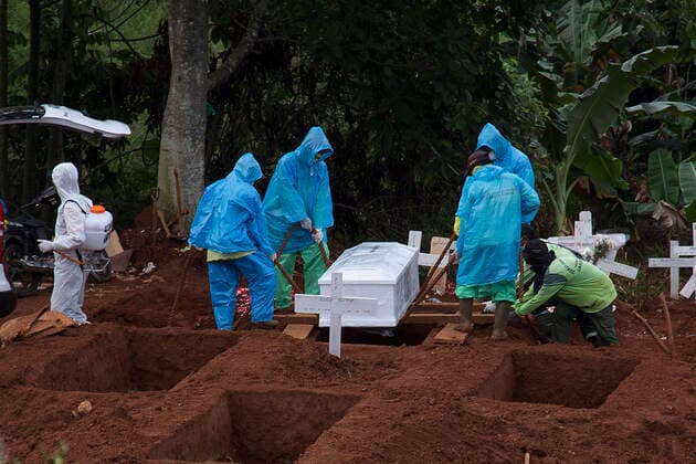 Cemetery Victim the COVID-19 Coronavirus Outbreak in Indonesia - April 7, 2020. Cemetery workers burying a victim from the COVID-19 coronavirus outbreak, during a funeral in Jakarta on April 7, 2020. (Photo by Yogi Aroon Sidabariba INA Photo Agency imago images) 
