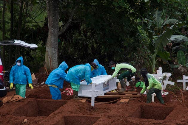 News Bilder des Tages Cemetery Victim the COVID-19 Coronavirus Outbreak in Indonesia - April 7, 2020. Cemetery workers burying a victim from the COVID-19 coronavirus outbreak, during a funeral in Jakarta on April 7, 2020. (Photo by Yogi Aroon Sidabariba INA Photo Agency imago images) 