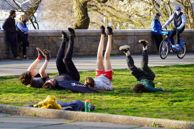 April 7, 2020, New York, New York, USA: New Yorkers take to the park, using social distancing and wearing masks during Covid19 Pandemic.Riverside Park, NYC.April 7, 2020.Photos by New York USA - ZUMAms4_ 20200407_zaf_ms4_031 Copyright: xSoniaxMoskowitzx