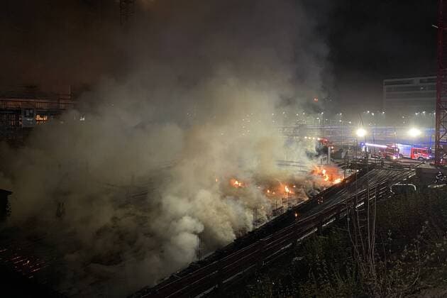 Bilder des Jahres 2020, News 04 April News Themen der Woche KW15 News Bilder des Tages Großbrand auf Baustelle eines Rohbaus - Gefährliche und komplizierte Löscharbeiten - Etliche Einsatzkräfte der Feuerwehr im Brandeinsatz Aus der Pressemitteilung der Feuerwehr Stuttgart: Lage: Über eine benachbarte Leitstelle wurde der Integrierten Leitstelle Stuttgart ein Brand auf einer Baustelle gemeldet. Daraufhin wurde der zuständige Löschzug der Feuerwache 4 alarmiert. Beim Eintreffen war eine starke Rauchentwicklung und Flammenschein sichtbar. Bei der Erkundung wurde festgestellt, dass eine Bauverschalung aus Holz auf einer Länge von ca. 40 m und einer Breite von ca. 10 Meter brannte. Darüber hinaus hat sich gelagertes Baumaterial entzündet. Aufgrund von Stahlstreben, Bauelementen und absturzgefährdeten Bereichen gestaltete sich der Zugang sehr schwierig. Maßnahmen: Umgehend wurde vom Löschzug 4 und der FF-Abteilung Weilimdorf Copyright: 7aktuell.dex xAlexanderxHald