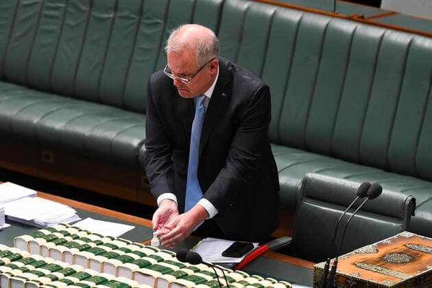 QUESTION TIME, Australian Prime Minister Scott Morrison uses hand sanitzer during House of Representatives Question Time at Parliament House in Canberra, Wednesday, April 8, 2020. ( NO ARCHIVING, EDITORIAL USE ONLY, NO USE IN BOOKS WITHOUT CONSENT CANBERRA ACT AUSTRALIA  Copyright: xLUKASxCOCHx 20200408001462314806
