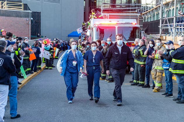 News Bilder des Tages NY: Nassau County first responders salute medics Nassau County first responders line up to salute heroes from front lines of COVID-19 pandemic at North Shore University Hospital where medical personnel leaves day shift Manhasset New York United States Copyright: LevxRadin