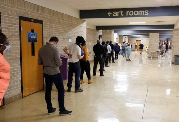 April 7, 2020, Milwaukee, Wisconsin, U.S: Milwaukee County residents line up to vote Tuesday April, 7, 2020 during the COVID-19 pandemic. Wisconsin Governor Tony Evers sought to postpone the elections because of the (coronavirus) COVID-19 pandemic, and was overruled by the Wisconsin Supreme Court to have the voting proceed as scheduled. Milwaukee U.S. - ZUMAr148 20200407_zap_r148_085 Copyright: xPatxA.xRobinsonx