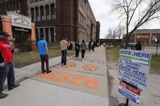 April 7, 2020, Milwaukee, Wisconsin, U.S: Milwaukee County residents line up to vote Tuesday April, 7, 2020 during the COVID-19 pandemic. Wisconsin Governor Tony Evers sought to postpone the elections because of the (coronavirus) COVID-19 pandemic, and was overruled by the Wisconsin Supreme Court to have the voting proceed as scheduled. Milwaukee U.S. - ZUMAr148 20200407_zap_r148_112 Copyright: xPatxA.xRobinsonx