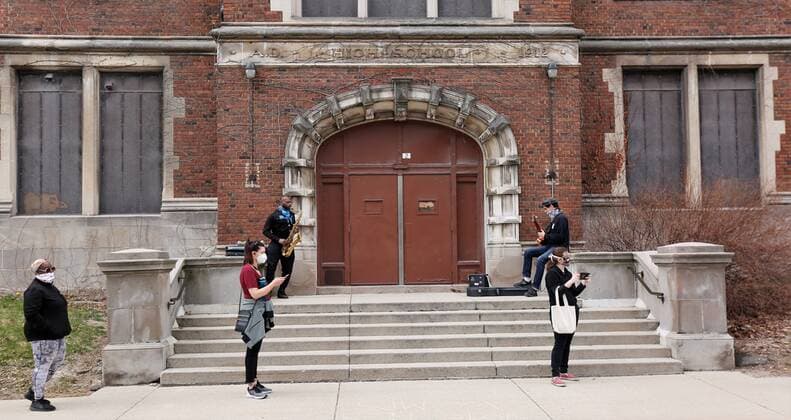 April 7, 2020, Milwaukee, Wisconsin, U.S: Milwaukee County residents line up to vote Tuesday April, 7, 2020 during the COVID-19 pandemic. Wisconsin Governor Tony Evers sought to postpone the elections because of the (coronavirus) COVID-19 pandemic, and was overruled by the Wisconsin Supreme Court to have the voting proceed as scheduled. Milwaukee U.S. - ZUMAr148 20200407_zap_r148_117 Copyright: xPatxA.xRobinsonx