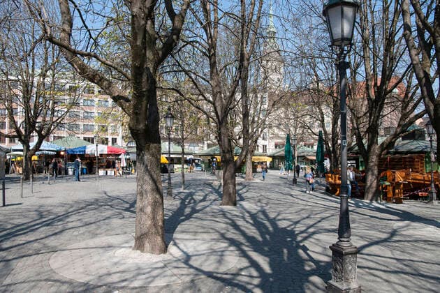Muenchen, der Viktualienmart Biergarten leer wegen Corona