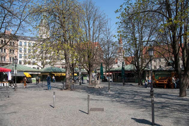 Muenchen, der Viktualienmart Biergarten leergeraeumt wegen Corona Pandemie