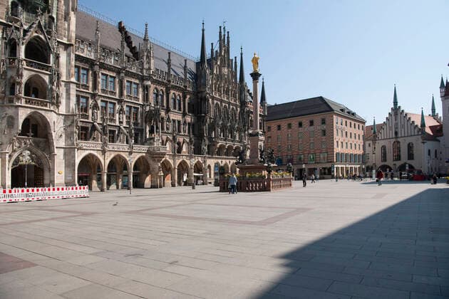 Muenchen, Marienplatz mit Neuen Rathauses leergefegt durch Corona Pandemie