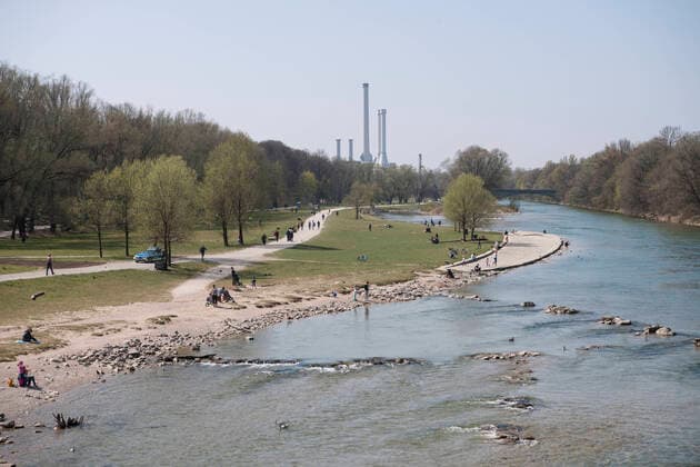 Muenchen, der Hot Spot Isar bei besten Wetter wegen Corona Pandemie wenig besucht die Leute werden vernuenftig