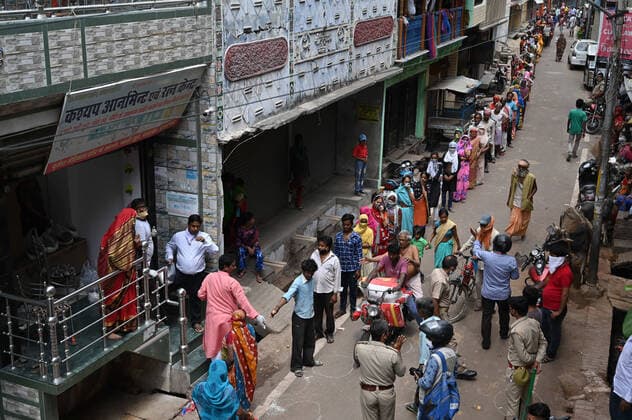 April 8, 2020, Prayagraj, Uttar Pradesh, India: Prayagraj: People donÃ¢â‚¬â ¢t follow social distance as they are in queue to take free grocery at Daraganj area during nationwide lockdown in wake of Coronavirus in Prayagraj on Wednesday, April 08, 2020. Prayagraj India - ZUMAv115 20200408_zap_v115_002 Copyright: xPrabhatxKumarxVermax