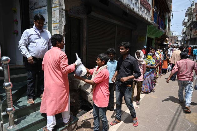 April 8, 2020, Prayagraj, Uttar Pradesh, India: Prayagraj: People donÃ¢â‚¬â ¢t follow social distance as they are in queue to take free grocery at Daraganj area during nationwide lockdown in wake of Coronavirus in Prayagraj on Wednesday, April 08, 2020. Prayagraj India - ZUMAv115 20200408_zap_v115_009 Copyright: xPrabhatxKumarxVermax