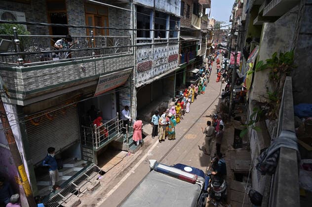 April 8, 2020, Prayagraj, Uttar Pradesh, India: Prayagraj: People donÃ¢â‚¬â ¢t follow social distance as they are in queue to take free grocery at Daraganj area during nationwide lockdown in wake of Coronavirus in Prayagraj on Wednesday, April 08, 2020. Prayagraj India - ZUMAv115 20200408_zap_v115_010 Copyright: xPrabhatxKumarxVermax