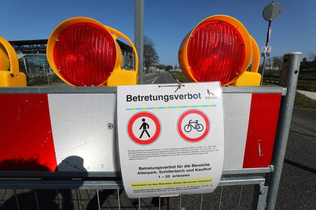 Wolfsburg Niedersachsen Wolfsburg, 07.04.2020, Das Betreten von Allerpark hier im Bild, Schillerteich und Kaufhofpassage ist wegen Coronavirus - Pandemie verboten.