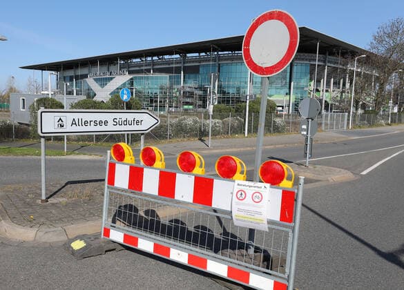 Wolfsburg Niedersachsen Wolfsburg, 07.04.2020, Das Betreten von Allerpark hier im Bild, Schillerteich und Kaufhofpassage ist wegen Coronavirus - Pandemie verboten.