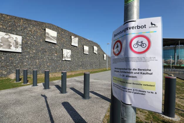 Wolfsburg Niedersachsen Wolfsburg, 07.04.2020, Das Betreten von Allerpark hier im Bild, Schillerteich und Kaufhofpassage ist wegen Coronavirus - Pandemie verboten.