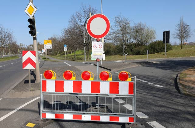 Wolfsburg Niedersachsen Wolfsburg, 07.04.2020, Das Betreten von Allerpark hier im Bild, Schillerteich und Kaufhofpassage ist wegen Coronavirus - Pandemie verboten.