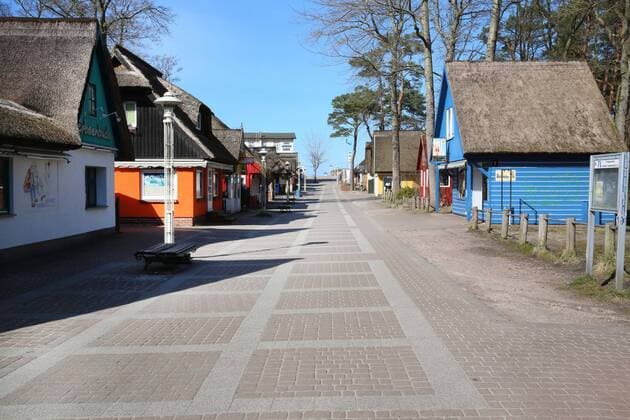 Nichts geht mehr am Meer: Blick am Dienstag (07.04.2020) auf das fast leere Ostseebad Prerow (Landkreis Vorpommern Rügen). Der Ort liefert derzeit einen Vorgeschmack auf das bevorstehende Osterwochenende. Dann soll es einer Regelung der hiesigen Landesregierung zufolge auch für Einheimische nicht mehr gestattet sein ausgedehnte Spaziergänge an den Stränden des Landes Mecklenburg Vorpommern zu unternehmen. So nutzten einige wenige das schöne Wetter des Tages noch einmal für einen Abstecher zur Region Fischland Darss Zingst.