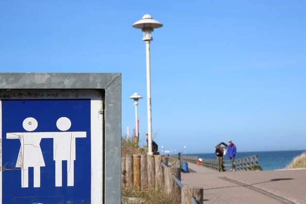 Nichts geht mehr am Meer: Blick am Dienstag (07.04.2020) auf das fast leere Ostseebad Prerow (Landkreis Vorpommern Rügen). Der Ort liefert derzeit einen Vorgeschmack auf das bevorstehende Osterwochenende. Dann soll es einer Regelung der hiesigen Landesregierung zufolge auch für Einheimische nicht mehr gestattet sein ausgedehnte Spaziergänge an den Stränden des Landes Mecklenburg Vorpommern zu unternehmen. So nutzten einige wenige das schöne Wetter des Tages noch einmal für einen Abstecher zur Region Fischland Darss Zingst.