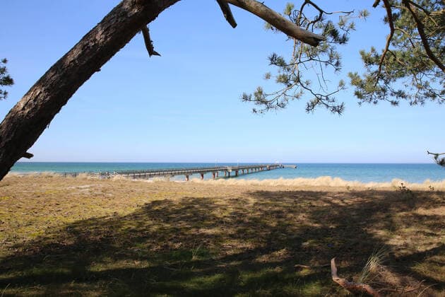 Nichts geht mehr am Meer: Blick am Dienstag (07.04.2020) auf das fast leere Ostseebad Prerow (Landkreis Vorpommern Rügen). Der Ort liefert derzeit einen Vorgeschmack auf das bevorstehende Osterwochenende. Dann soll es einer Regelung der hiesigen Landesregierung zufolge auch für Einheimische nicht mehr gestattet sein ausgedehnte Spaziergänge an den Stränden des Landes Mecklenburg Vorpommern zu unternehmen. So nutzten einige wenige das schöne Wetter des Tages noch einmal für einen Abstecher zur Region Fischland Darss Zingst.
