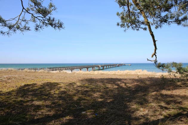 Nichts geht mehr am Meer: Blick am Dienstag (07.04.2020) auf das fast leere Ostseebad Prerow (Landkreis Vorpommern Rügen). Der Ort liefert derzeit einen Vorgeschmack auf das bevorstehende Osterwochenende. Dann soll es einer Regelung der hiesigen Landesregierung zufolge auch für Einheimische nicht mehr gestattet sein ausgedehnte Spaziergänge an den Stränden des Landes Mecklenburg Vorpommern zu unternehmen. So nutzten einige wenige das schöne Wetter des Tages noch einmal für einen Abstecher zur Region Fischland Darss Zingst.