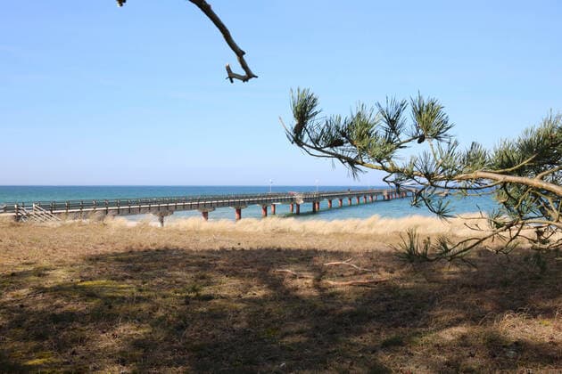 Nichts geht mehr am Meer: Blick am Dienstag (07.04.2020) auf das fast leere Ostseebad Prerow (Landkreis Vorpommern Rügen). Der Ort liefert derzeit einen Vorgeschmack auf das bevorstehende Osterwochenende. Dann soll es einer Regelung der hiesigen Landesregierung zufolge auch für Einheimische nicht mehr gestattet sein ausgedehnte Spaziergänge an den Stränden des Landes Mecklenburg Vorpommern zu unternehmen. So nutzten einige wenige das schöne Wetter des Tages noch einmal für einen Abstecher zur Region Fischland Darss Zingst.