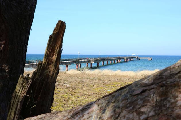 Nichts geht mehr am Meer: Blick am Dienstag (07.04.2020) auf das fast leere Ostseebad Prerow (Landkreis Vorpommern Rügen). Der Ort liefert derzeit einen Vorgeschmack auf das bevorstehende Osterwochenende. Dann soll es einer Regelung der hiesigen Landesregierung zufolge auch für Einheimische nicht mehr gestattet sein ausgedehnte Spaziergänge an den Stränden des Landes Mecklenburg Vorpommern zu unternehmen. So nutzten einige wenige das schöne Wetter des Tages noch einmal für einen Abstecher zur Region Fischland Darss Zingst.