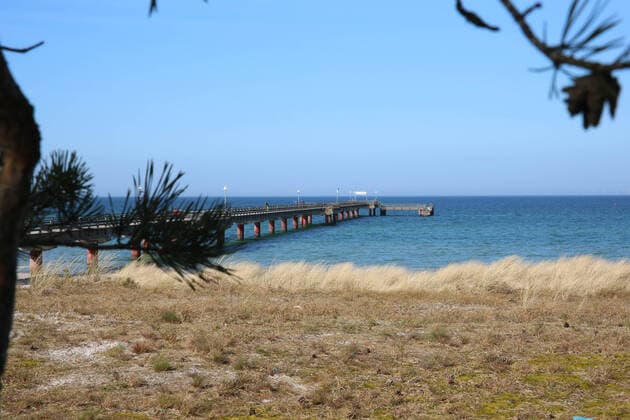 Nichts geht mehr am Meer: Blick am Dienstag (07.04.2020) auf das fast leere Ostseebad Prerow (Landkreis Vorpommern Rügen). Der Ort liefert derzeit einen Vorgeschmack auf das bevorstehende Osterwochenende. Dann soll es einer Regelung der hiesigen Landesregierung zufolge auch für Einheimische nicht mehr gestattet sein ausgedehnte Spaziergänge an den Stränden des Landes Mecklenburg Vorpommern zu unternehmen. So nutzten einige wenige das schöne Wetter des Tages noch einmal für einen Abstecher zur Region Fischland Darss Zingst.