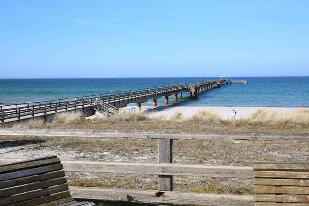 Nichts geht mehr am Meer: Blick am Dienstag (07.04.2020) auf das fast leere Ostseebad Prerow (Landkreis Vorpommern Rügen). Der Ort liefert derzeit einen Vorgeschmack auf das bevorstehende Osterwochenende. Dann soll es einer Regelung der hiesigen Landesregierung zufolge auch für Einheimische nicht mehr gestattet sein ausgedehnte Spaziergänge an den Stränden des Landes Mecklenburg Vorpommern zu unternehmen. So nutzten einige wenige das schöne Wetter des Tages noch einmal für einen Abstecher zur Region Fischland Darss Zingst.
