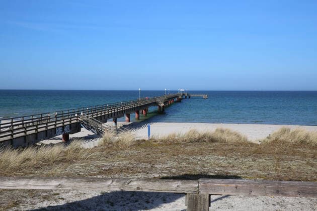 Nichts geht mehr am Meer: Blick am Dienstag (07.04.2020) auf das fast leere Ostseebad Prerow (Landkreis Vorpommern Rügen). Der Ort liefert derzeit einen Vorgeschmack auf das bevorstehende Osterwochenende. Dann soll es einer Regelung der hiesigen Landesregierung zufolge auch für Einheimische nicht mehr gestattet sein ausgedehnte Spaziergänge an den Stränden des Landes Mecklenburg Vorpommern zu unternehmen. So nutzten einige wenige das schöne Wetter des Tages noch einmal für einen Abstecher zur Region Fischland Darss Zingst.