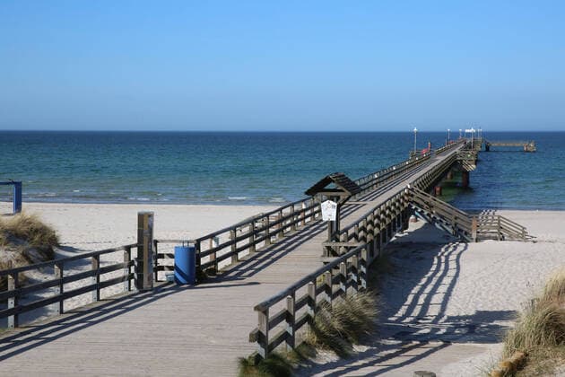 Nichts geht mehr am Meer: Blick am Dienstag (07.04.2020) auf das fast leere Ostseebad Prerow (Landkreis Vorpommern Rügen). Der Ort liefert derzeit einen Vorgeschmack auf das bevorstehende Osterwochenende. Dann soll es einer Regelung der hiesigen Landesregierung zufolge auch für Einheimische nicht mehr gestattet sein ausgedehnte Spaziergänge an den Stränden des Landes Mecklenburg Vorpommern zu unternehmen. So nutzten einige wenige das schöne Wetter des Tages noch einmal für einen Abstecher zur Region Fischland Darss Zingst.