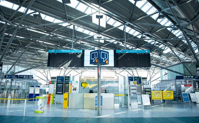 Flughafen in Köln Bonn Konrad Adenauer Flughafen in Köln Bonn in NRW am 07.04.2020, Leerer Flughafen Köln Bonn, Kein Flugbetrieb, Leere Halle, Anzeigetafel, Videowall, keine Flüge, Köln Bonn Konrad Adenauer Flughafen Nordrhein-Westfalen Deutschland Copyright: xChristopherxNeundorf Kirchner-Mediax